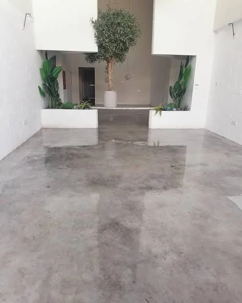 تناغم أرضية الإيبوكسي كونكريت مع ديكور خشبي في فيلا بالطائف